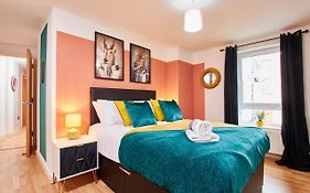 The Sleek Nottingham Gem With Balcony - Sleeps 6